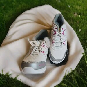 WOMENS ATHLETIC SHOES SIZE 9 FASHION FOOTWEAR BRAND WHITE- NEW